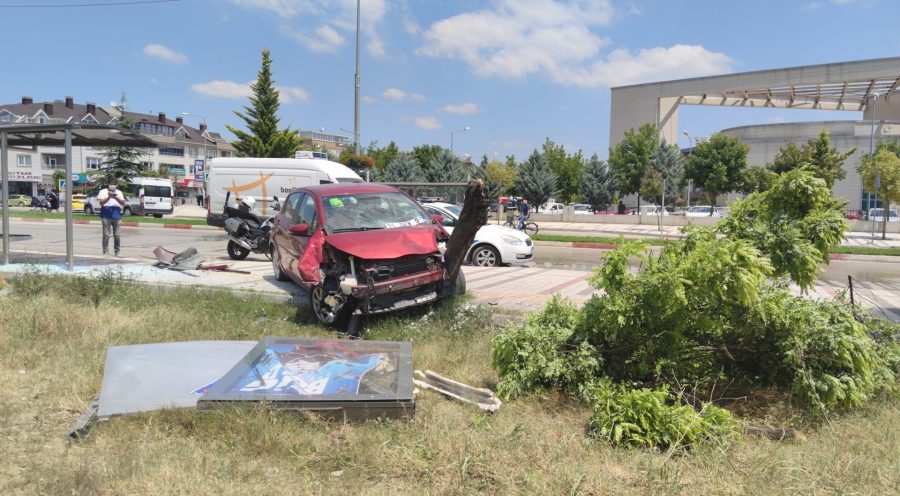 Bursa'da otomobil durağa daldı! Otobüs bekleyen genç kız...