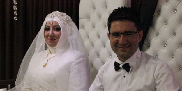 Kırşehir’de Damat Çaldi Söyledi Gelin Oynadı