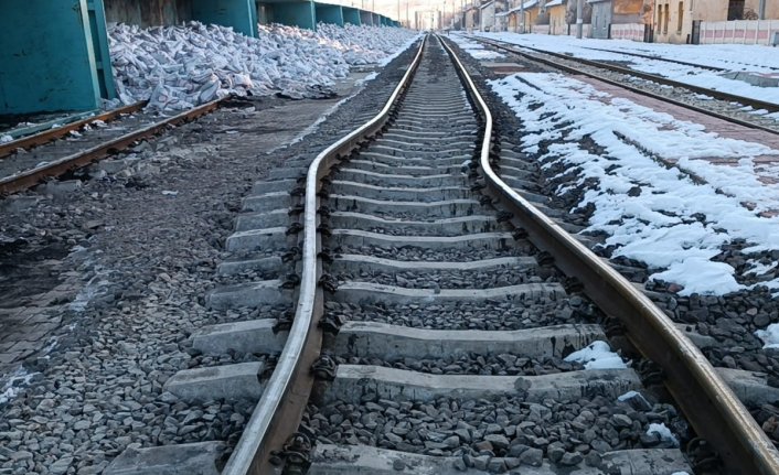 Gölbaşı'nda deprem tren raylarını büktü