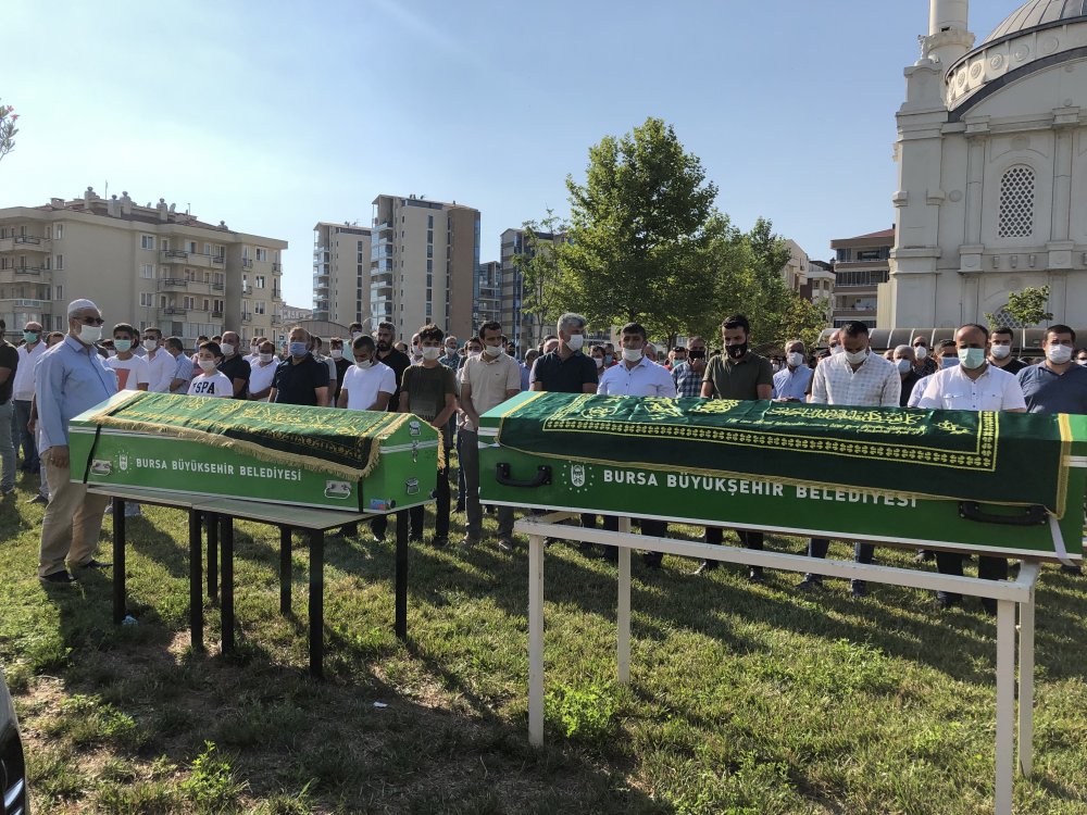 Bursa'da dün 3 kişinin öldüğü silahlı saldırıdaki baba ve oğul toprağa verildi