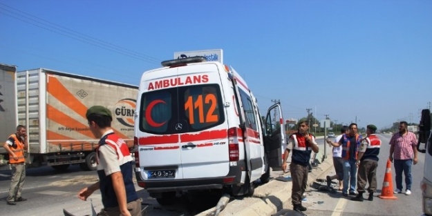 Ambulans Kaza Yaptı: Dört Yaralı