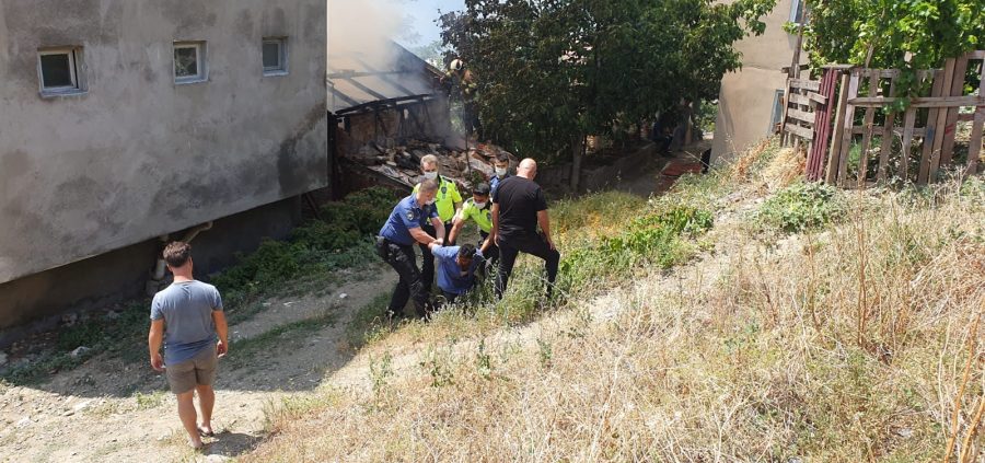 Bursa'da kendi evini yaktı, söndürmek isteyen itfaiyeye balta ile saldırdı!