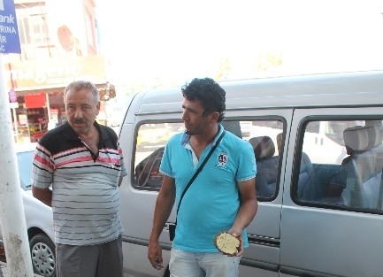 Şifali Adam Otu Sokaklarda Şifa Dağıtıyor