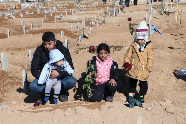 En acı Sevgililer Günü! Depremde kaybettiği eşinin mezarına çocuklarıyla birlikte gidip gül bıraktı...