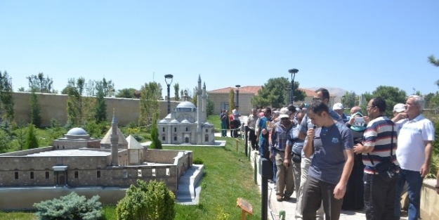 Görme Engelliler 80 Binde Devr-i Alem Parkını Gezdi