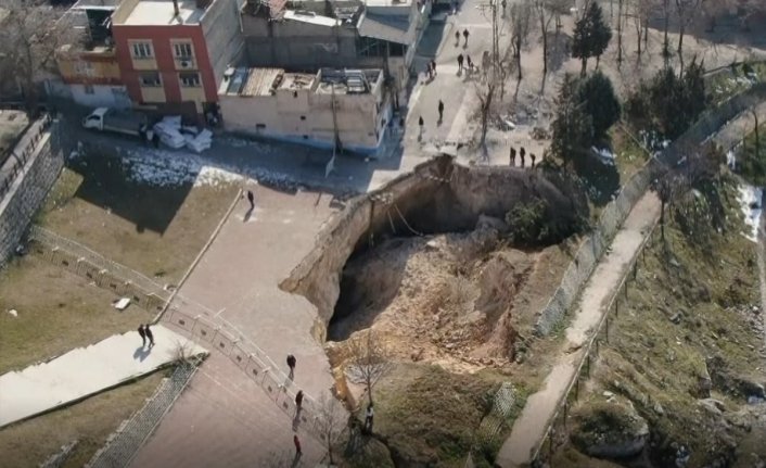 Gaziantep'te deprem sonrası dev obruk oluştu