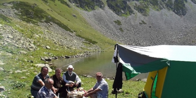 Dağ Ve Göletin Gölgesinde Çadirli Piknik