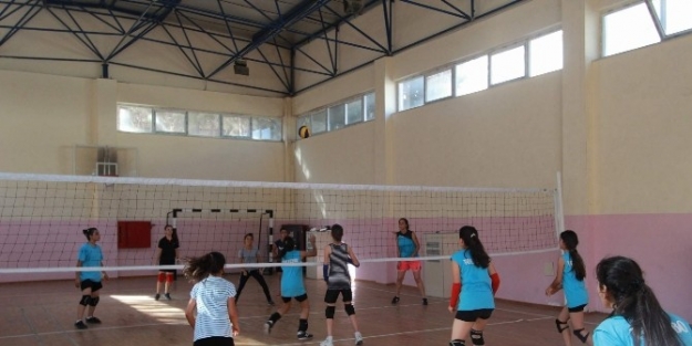 Voleybol Kursları Devam Ediyor