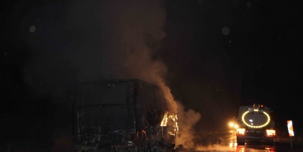 Yol Kenarına Terk Edilen Otobüs Alev Aldı