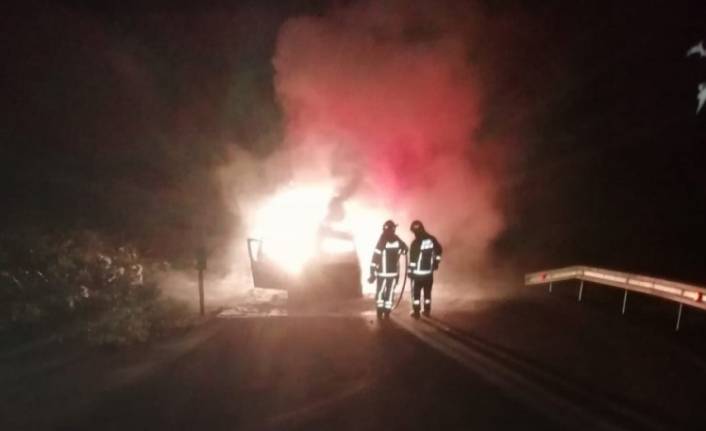 Bursa'da bir gün önce aldığı otomobil alev alev yandı