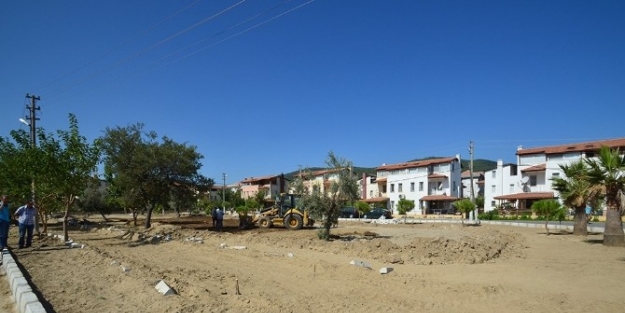 Yenifoça Öksüz Caddesi Parkı Yeniden Yapılanıyor
