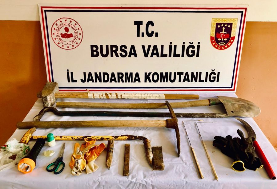 Bursa'da define arayan şüpheliler suçüstü yakalandı