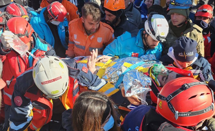 198 saat sonra enkaz altından çıkan genç su ve et yemeği istedi