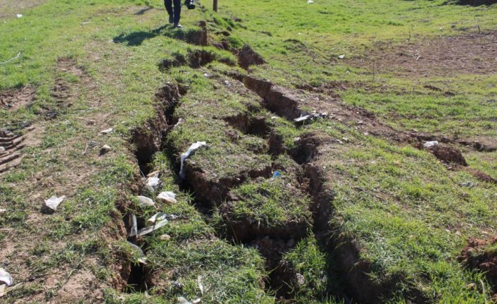 Gaziantep'te fay hattının geçtiği yerlerden ürküten görüntü