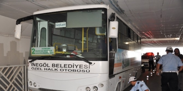 Toplu Taşıma Aracı Alt Geçide Takıldı