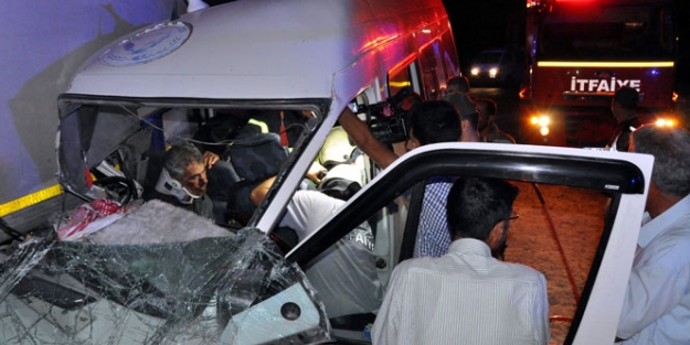 TIR ile minibüs çarpıştı, 13 kişi yaralandı!