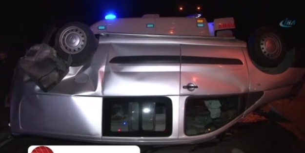 Lastiği patlayan kamyonet takla attı!