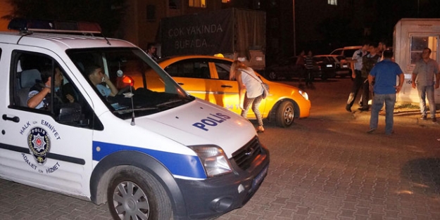 Kavgayı ayırmak isteyen polis bıçaklandı