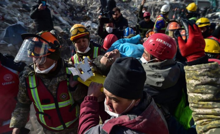 180'inci saatte enkazdan sağ çıkarıldı! "Çok üşüdüm, ayaklarımı örtün"