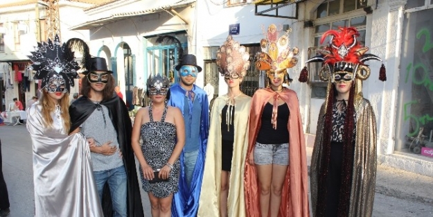 Urla’da Canlı Performans Mask Sergisi