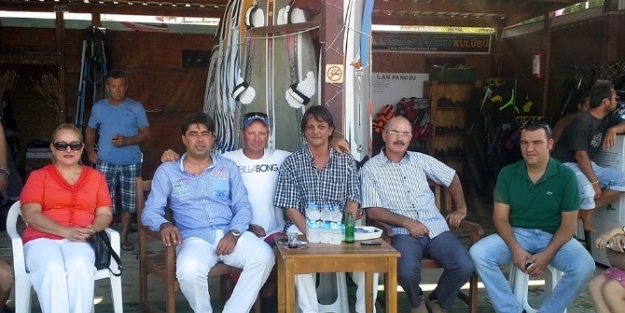 Başkan Demirağ Sörf Ve Yelkencileri Kutladı