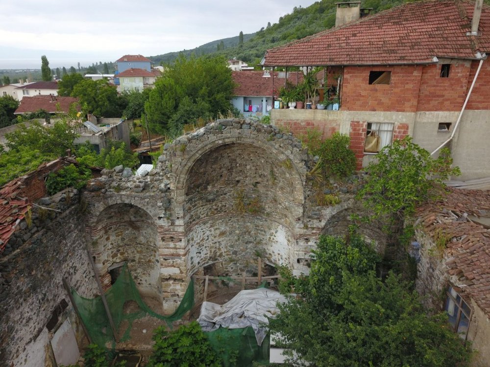 Bursa'da evlerin içinde kalan tarihi kilise ortaya çıkıyor