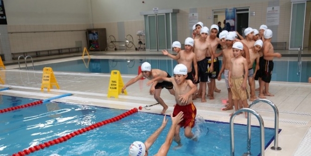 Şehitkamil’den Yetim Çocuklara Yüzme Eğitimi