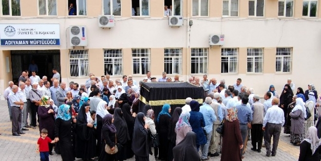 Adıyaman’da Kabe Maketi Etrafında Temsili Tavaf Yapıldı