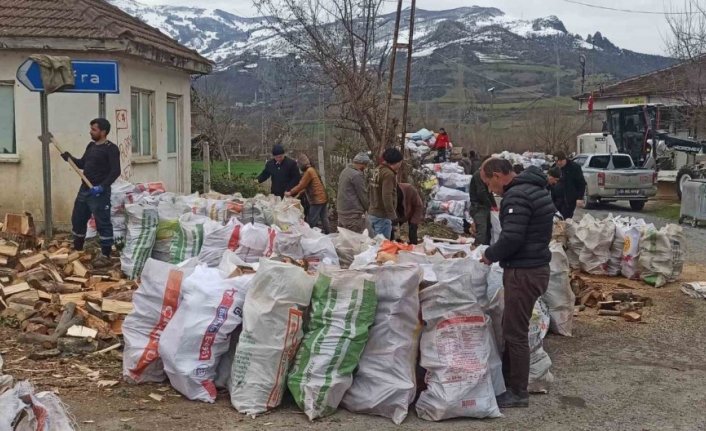 Deprem bölgesine odun göndermek için seferber oldu