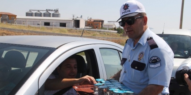 Polis, Sürücülere Leblebi Ve Soğuk Su İkram Etti