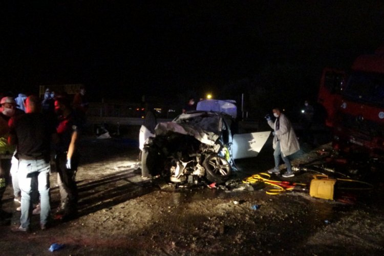 TIR'ın altına giren otomobilde can verdiler