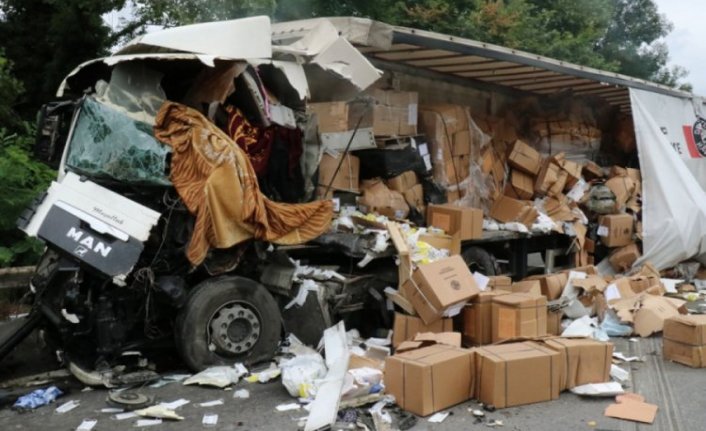 Kamyona çarpan maske yüklü tır parçalandı: 1 ölü, 1 yaralı