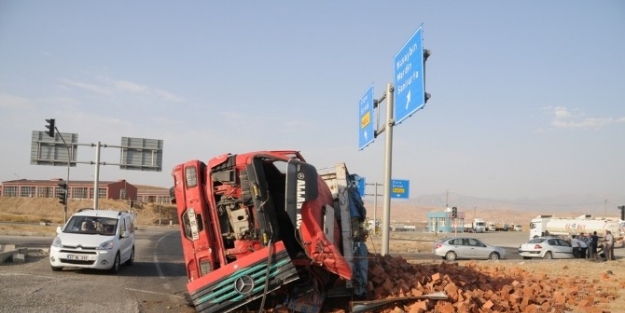 Cizre’de Tuğla Yüklü Kamyon Devrildi: 1 Yaralı