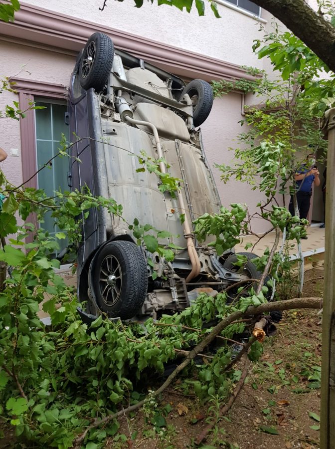 Bursa'da uyurken evinin bahçesine otomobil uçtu