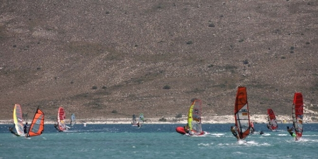 Wındsurf Şampiyonasi Start Aldı