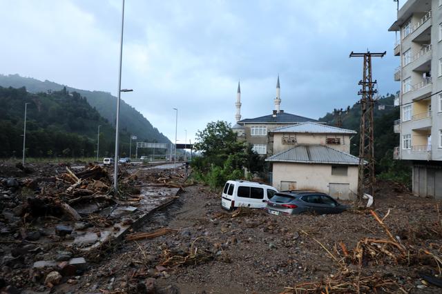 Rize'deki sel felaketinde ölenlerin sayısı 2'ye yükseldi