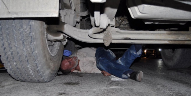 Yolda yürürken beton mikserinin altında kaldı