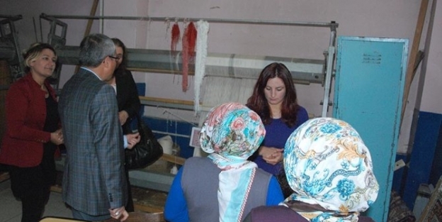 Vali Deniz, Halk Eğitim Müdürlüğü’nün Halı Dokumacılığı Kurslarını Ziyaret Etti