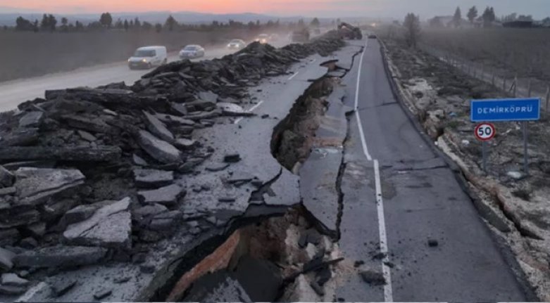 Deprem sonrası yolda dev çukurlar oluştu! Görüntüler şoke etti