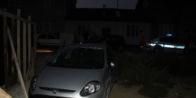 Kadın Sürücü, Bisikletli Yaşlı Adama Çarpip, İnşaata Uçtu