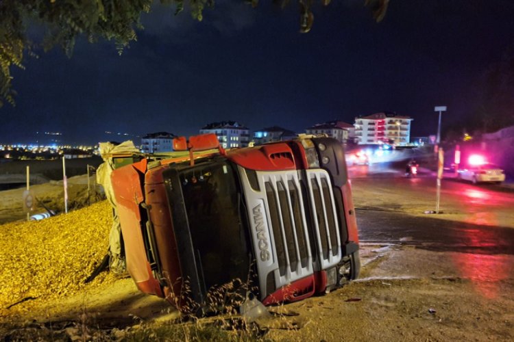 Bursa'da kaza! TIR devrildi!