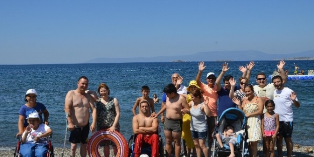 İzmirli Engellilerin "mavi Bayrak" Keyfi