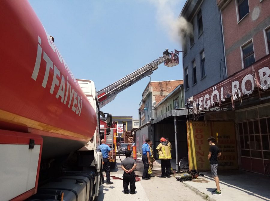 Bursa'da mobilya deposunda yangın