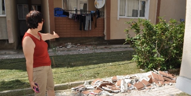 Binanın Mantolaması Dökülen Site Sakinleri: "güvenliğimiz Tehlikede"