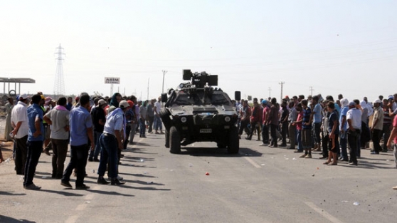 Çiftçiler yol kapattı