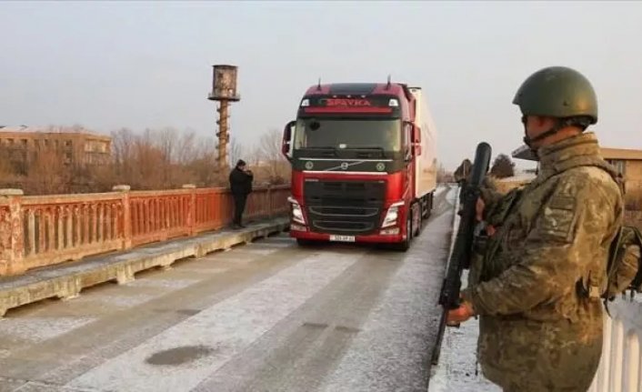 35 yıl sonra bir ilk! Ermenistan sınır kapısı dayanışma için açıldı