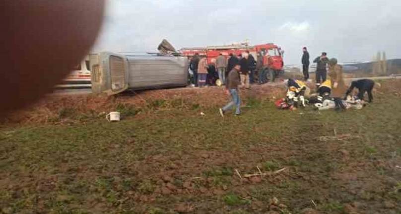 Bursa'da minibüsle otomobil çarpıştı: 3 ölü 7 yaralı