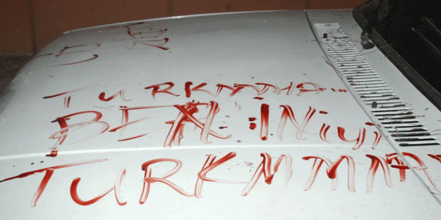 Arabaya kanıyla yazı yazdı