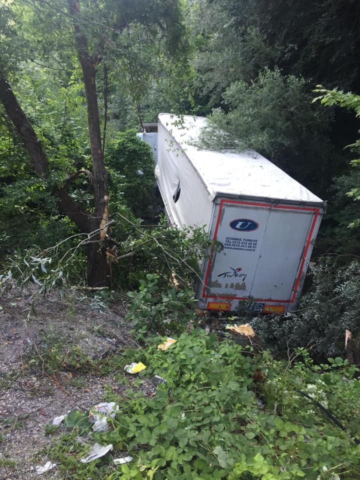 Bursa'da TIR dereye uçtu