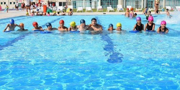 Belediyeyi Gezdiler Havuzda Yüzdüler